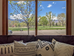 Pikes Peak Mountain Views Centrally Located near City Parks and Downtown